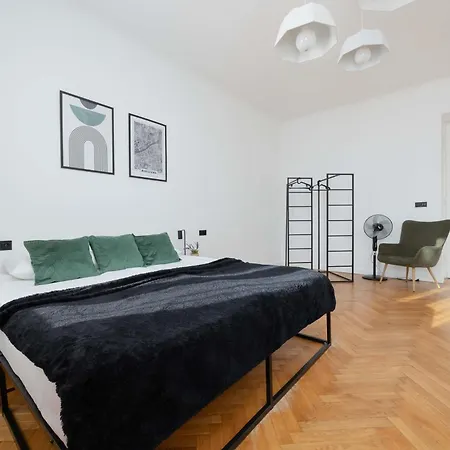 Spacious And Elegant In With Parking Near Pge By Renters Daire *