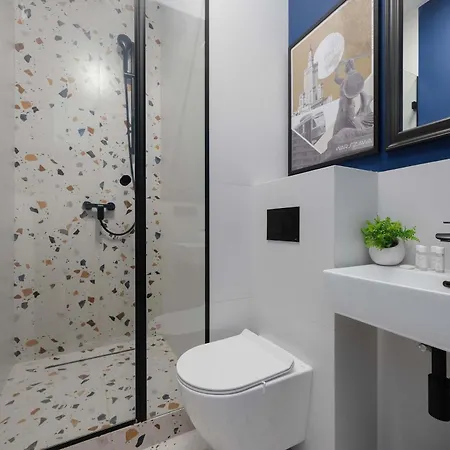 Spacious And Elegant In With Parking Near Pge By Renters Daire Varşova